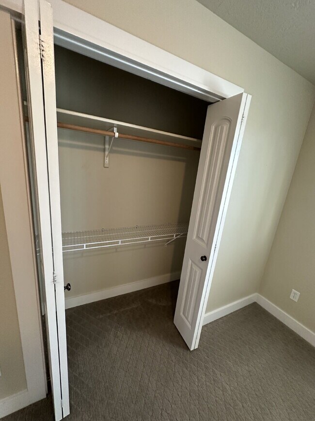 Building Photo - "Charming 4-Bed Home with Granite Accents & Hardwood Elegance in Meridian!"