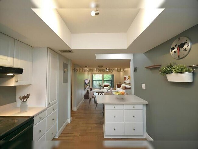 Building Photo - Charming 2-Bedroom Condo in St. Petersburg