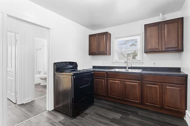 Building Photo - 216 Jones St