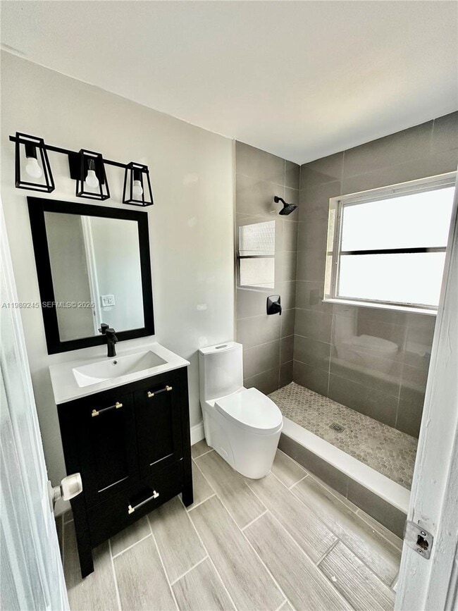 Building Photo - 2600 NE 8th Ave