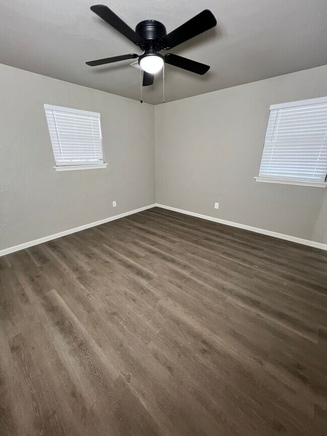 Building Photo - 134 NE Fullerton- Hot new listing!