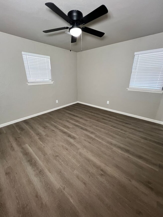 Building Photo - 134 NE Fullerton St