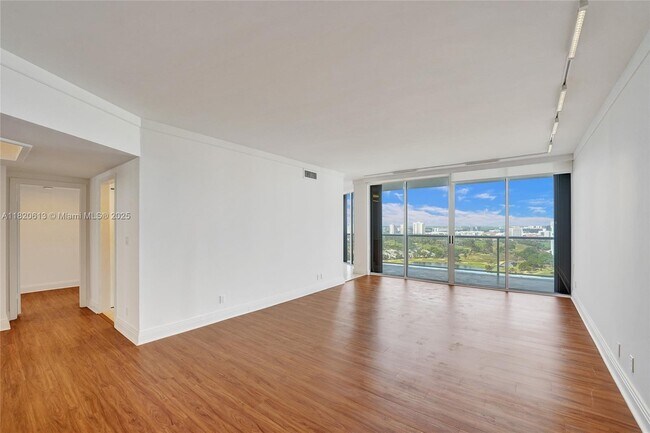 Building Photo - 20281 E Country Club Dr