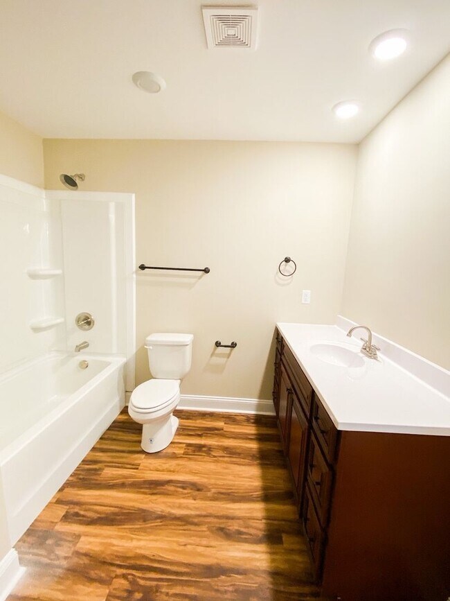 Building Photo - 102 Meadow Ln