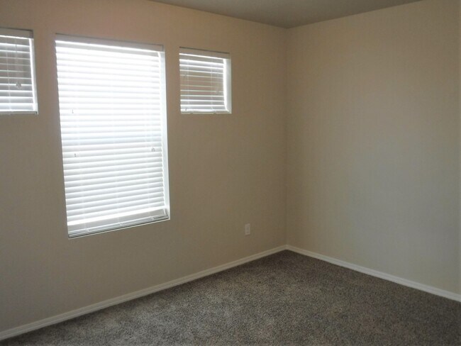 Building Photo - 4 bed 2.5 bath home just off Pine Ave and N Black Cat Rd.