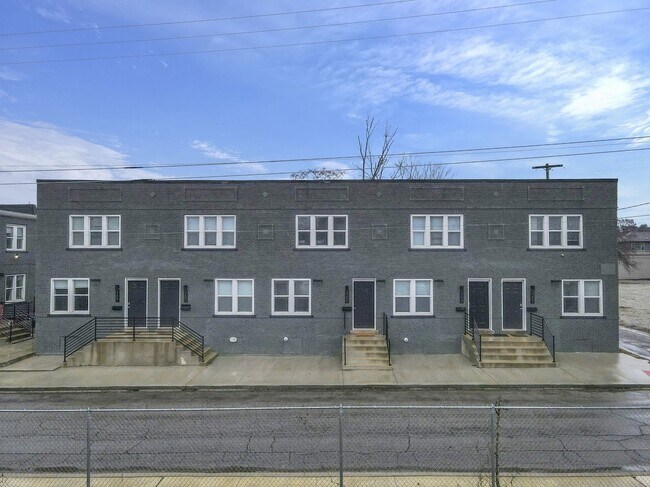 Building Photo - Modern 2BR Townhouse Walk to Downtown All Utilities Included