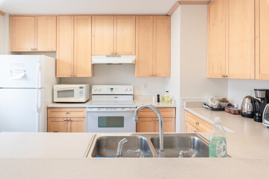 Building Photo - 2390 Hunters Square Ct