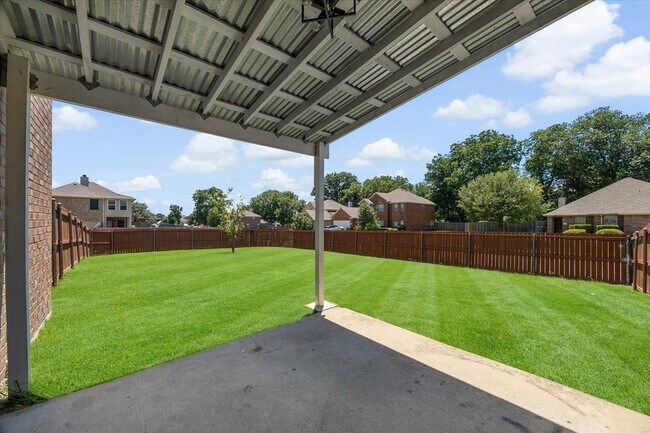 Building Photo - 1100 Camelot Dr