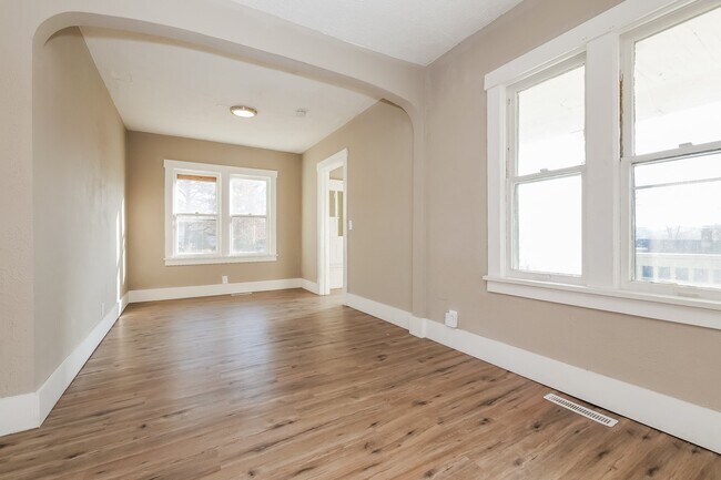 Building Photo - 4258 Laurel Ave