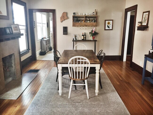 Building Photo - 1704 Oak St