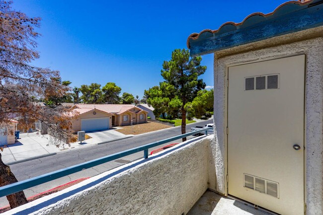 Building Photo - Centrally Located 3 Bed Condo In Gated Com...