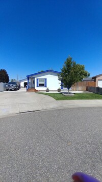 Building Photo - Great Kennewick Location