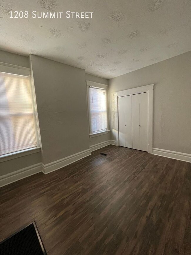 Building Photo - 1 Bed On Summit Street - Near Campus/ Shor...