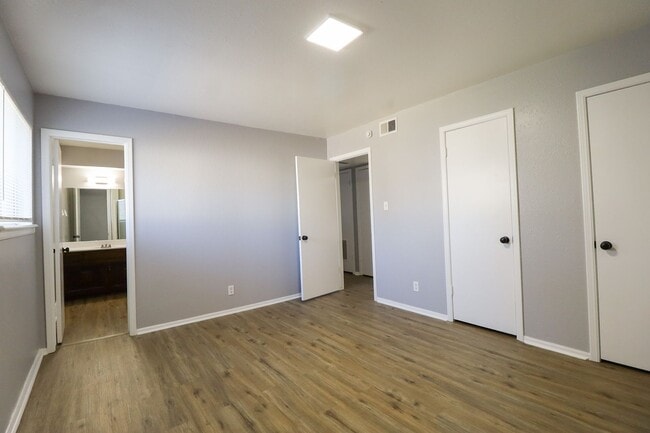 Building Photo - 2 Bed | 2 Bath in Central Tulsa!