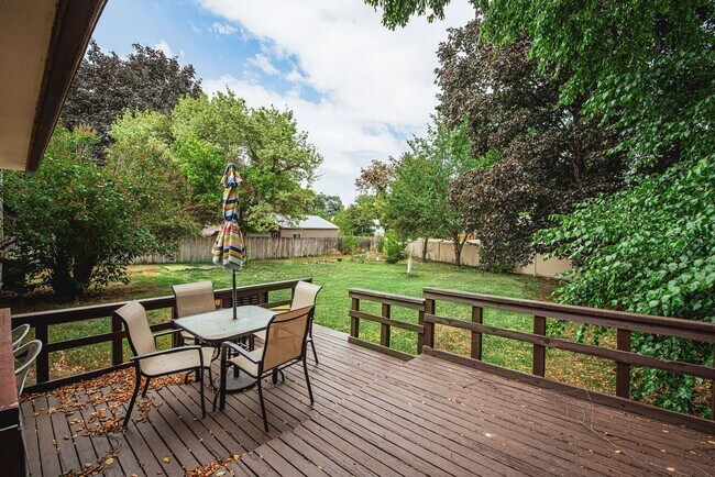 Building Photo - Spacious 3-Bed Home in Hayden Lake with La...