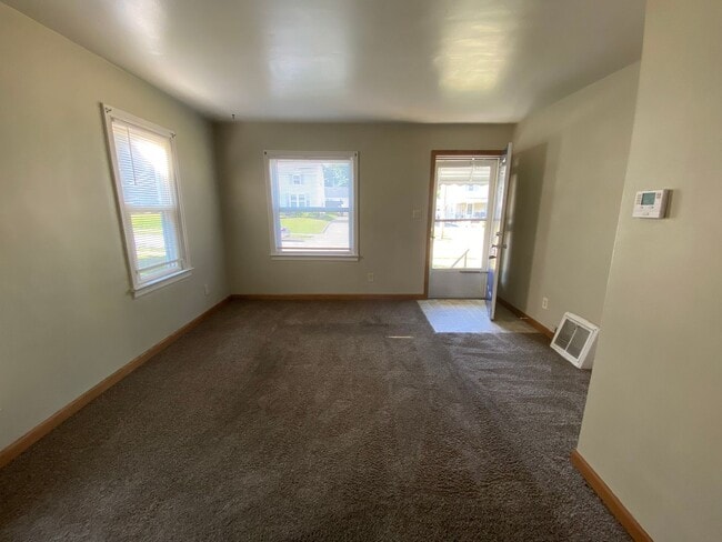 Building Photo - Sunny Single-Level 3BR with Oversized Yard...