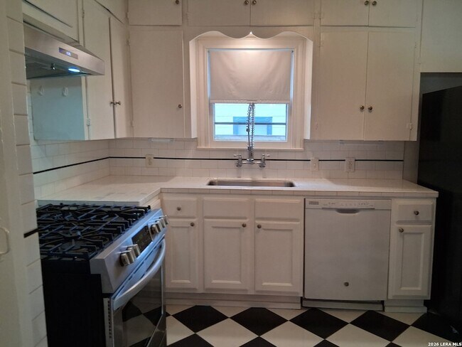 Building Photo - 315 W Ridgewood Ct