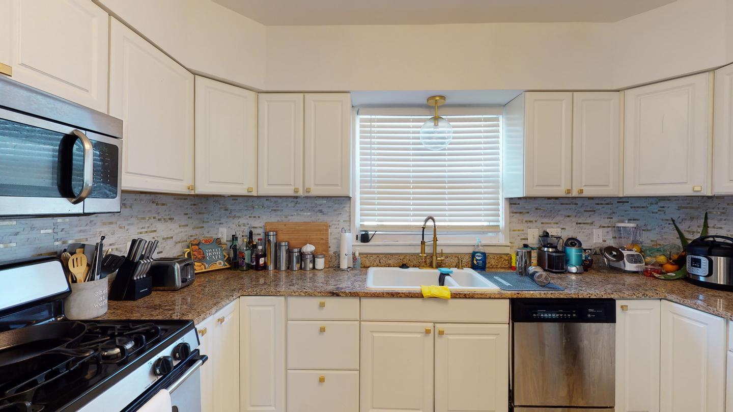 Building Photo - Beautifully updated East Arlington home by...