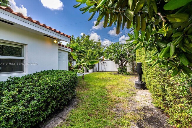 Building Photo - 1360 SW 16th St