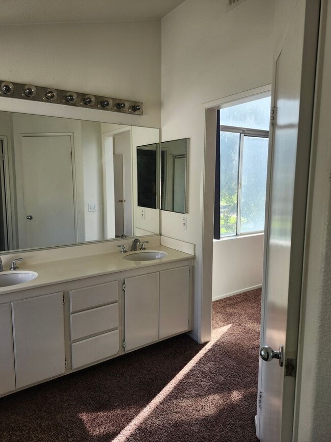 Building Photo - Spacious 4-Bedroom Home in a Prime Location