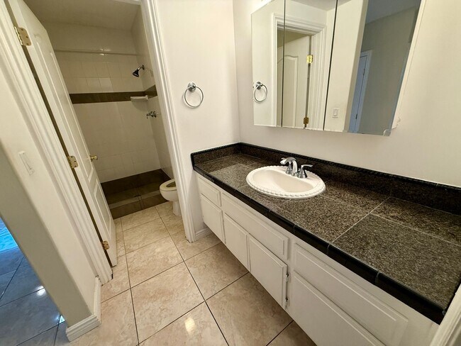 Building Photo - 9 Rooms  6 Bedroom 4 baths Granite Kitchen Executive Home For $5990