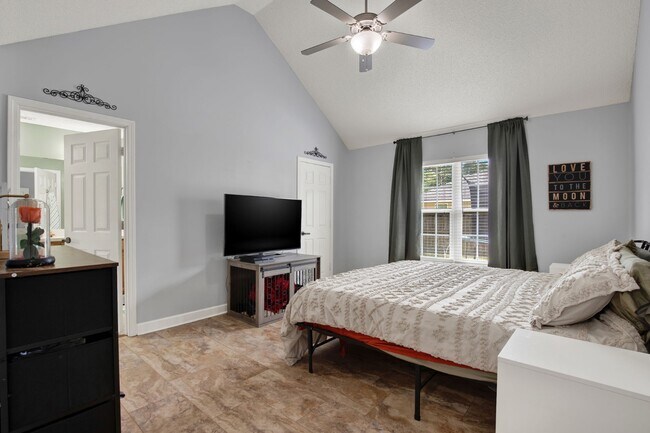 Building Photo - 211 Mikal Dr