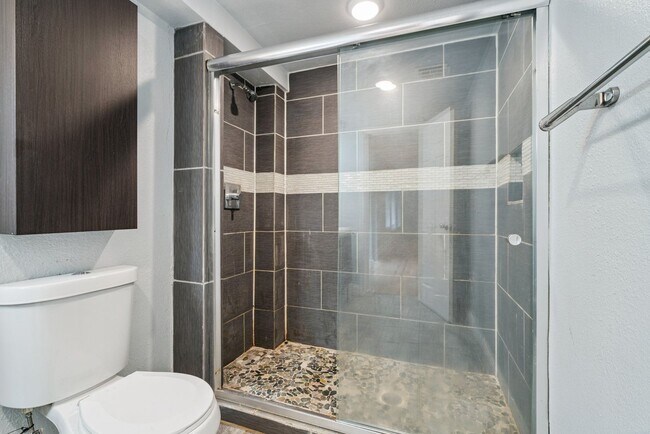 Building Photo - For Rent: Spacious 3-Bedroom, 2-Bath Home