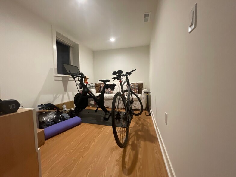 Second smaller bedroom - 2811 30th Ave W