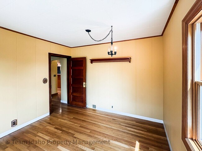 Building Photo - Darling Single Family Home on a Large Corner Lot