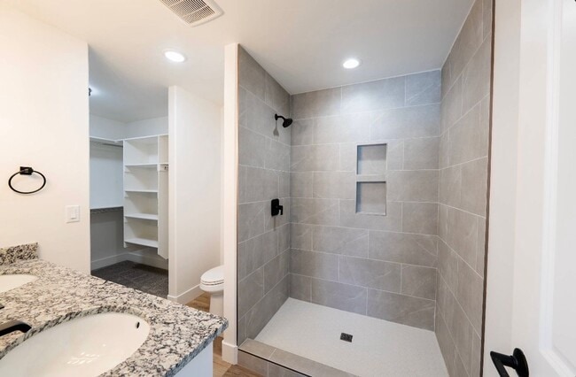 Building Photo - 505 Jeanine Dr