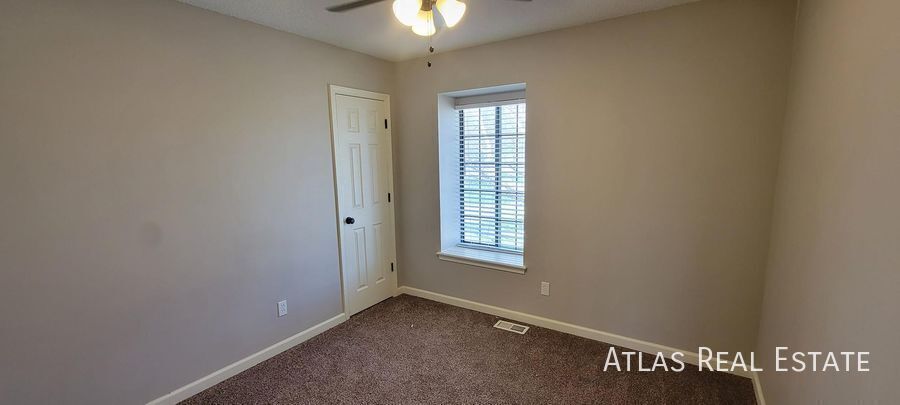 Building Photo - 301 SE Onyx Dr