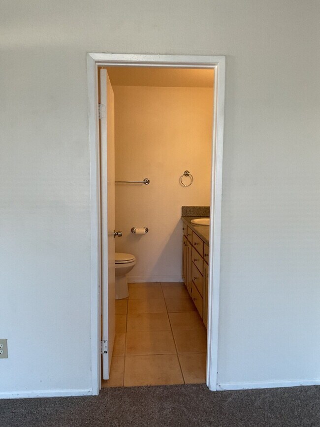 Building Photo - "Discover Coastal Living: Spacious 3-Bed, 2-Bath Townhouse