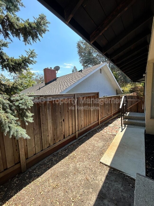 Building Photo - 5535 Olinda Rd