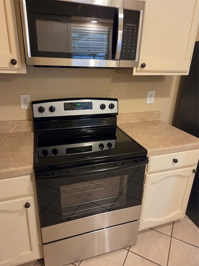 Building Photo - 14230 Cellini Dr