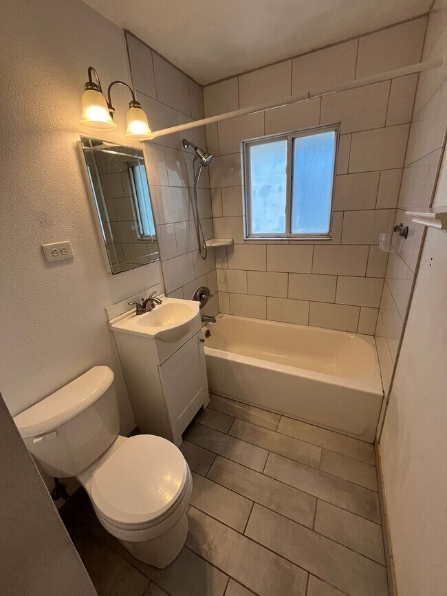 Building Photo - 3 Bedroom 1 Bathroom Ranch in East Denver!