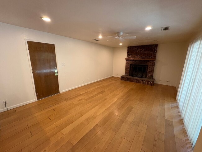 Building Photo - NW Reedley Home Near Shopping Center Rent ...