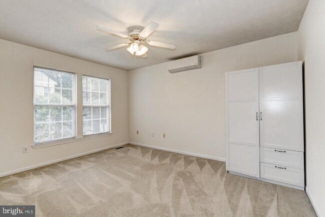 Building Photo - 6263 Woodcrest Dr