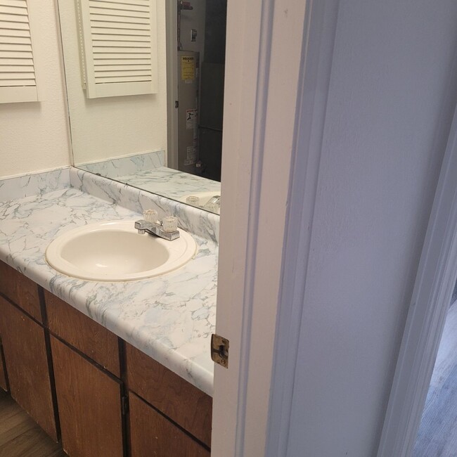 Building Photo - 2 Bed, 1 Bath Condo W/Detached 1 Car Garag...