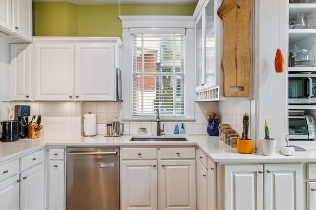 Building Photo - Furnished or unfurnished updated single family home in The Highlands.