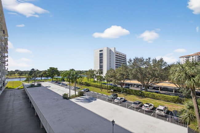 Building Photo - 336 Golfview Rd