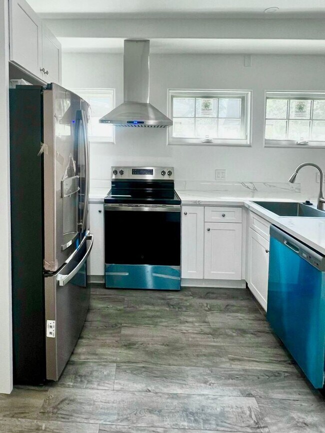 Building Photo - 931 W 23rd St