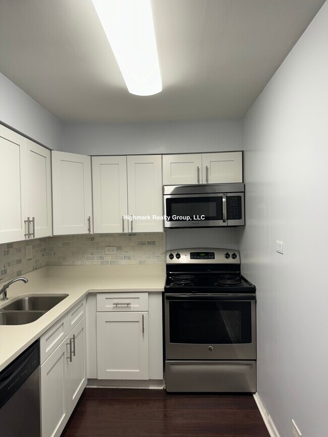 Building Photo - 3825 N Pine Grove Ave