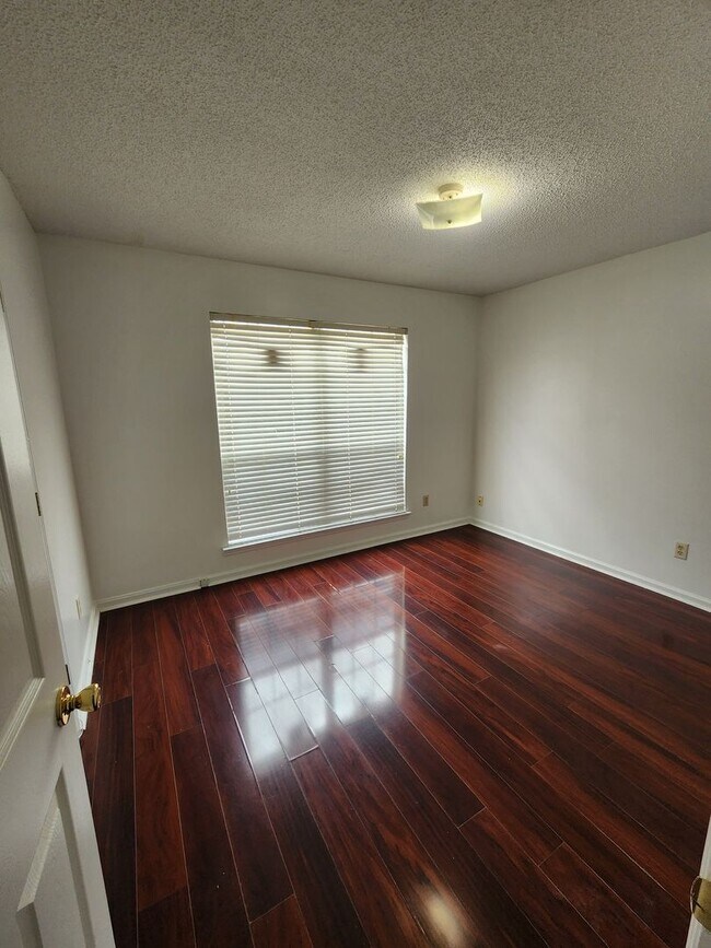 Building Photo - 908 Primrose Ln