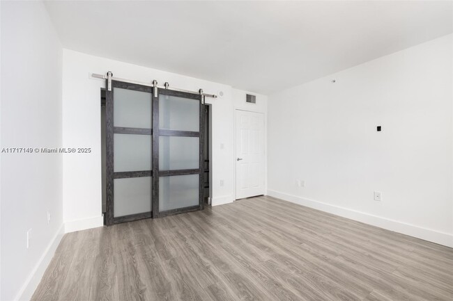 Building Photo - 1155 Brickell Bay Dr