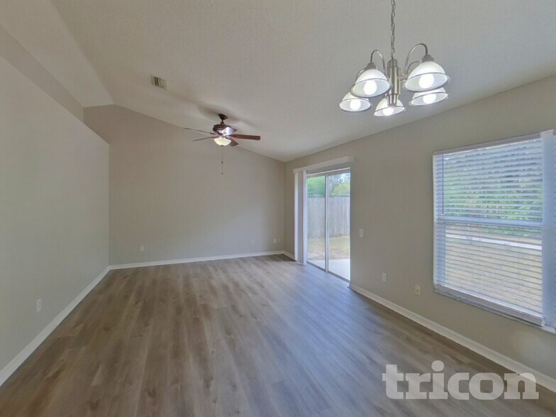 Building Photo - 233 Lakeway Ln