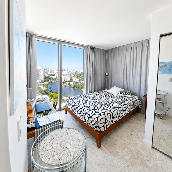 Building Photo - 2655 Collins Ave