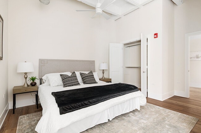 Building Photo - 1610 N Normandy Ave