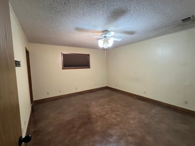 Building Photo - 1181 NE Acc Rd