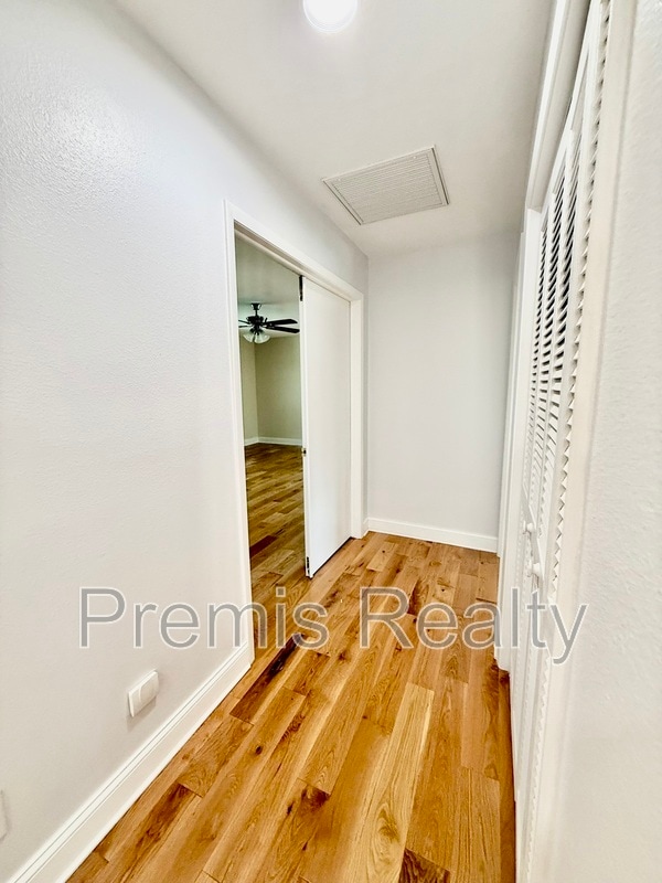 Building Photo - 957 Weathersfield Dr