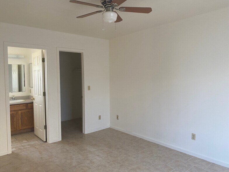 Building Photo - 247 S Cherry Ave